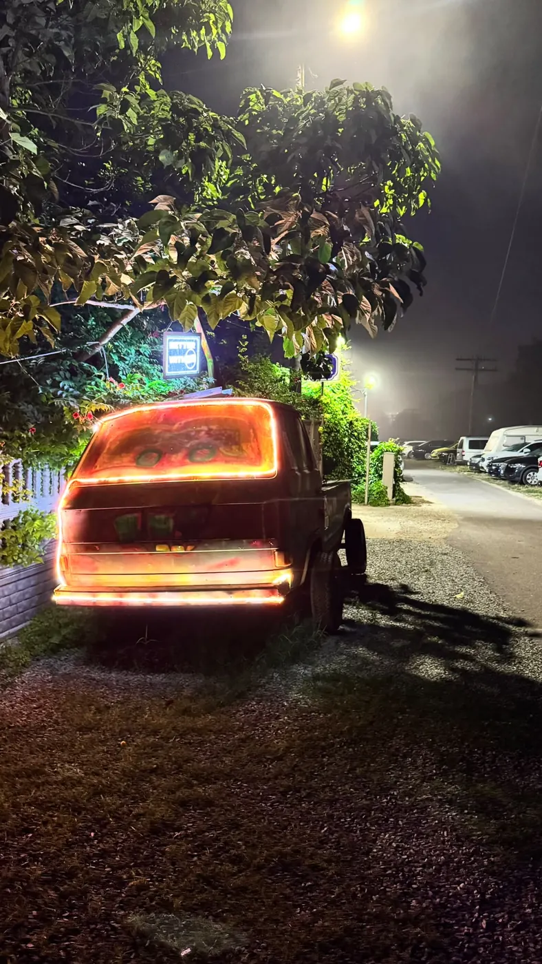 Bucșă Gratargiu iluminat seara, lângă intrarea în curte