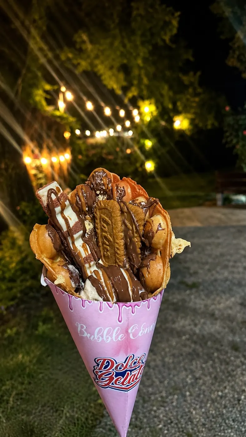 Bubble cone cu înghețată și topping-uri