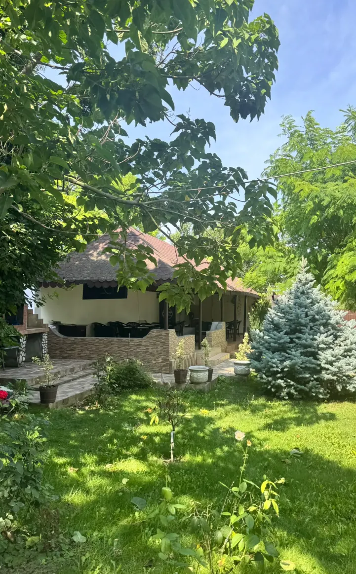 Foișorul văzut dinspre grădină, într-o zi însorită