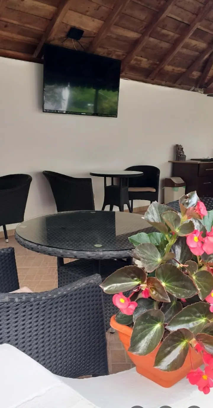 Foișor complet acoperit, cu mese rotunde