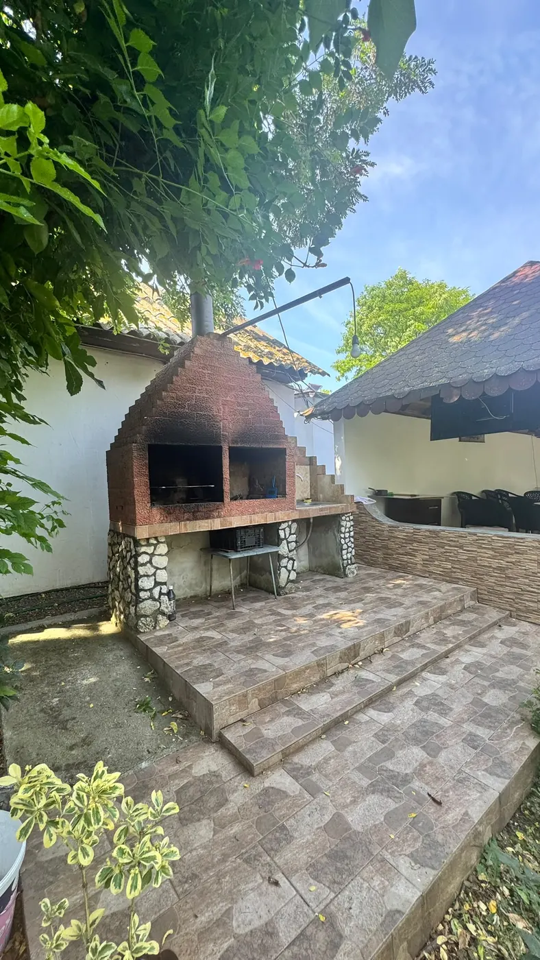Grătarul zidit din curte, cu hotă și blat de lucru
