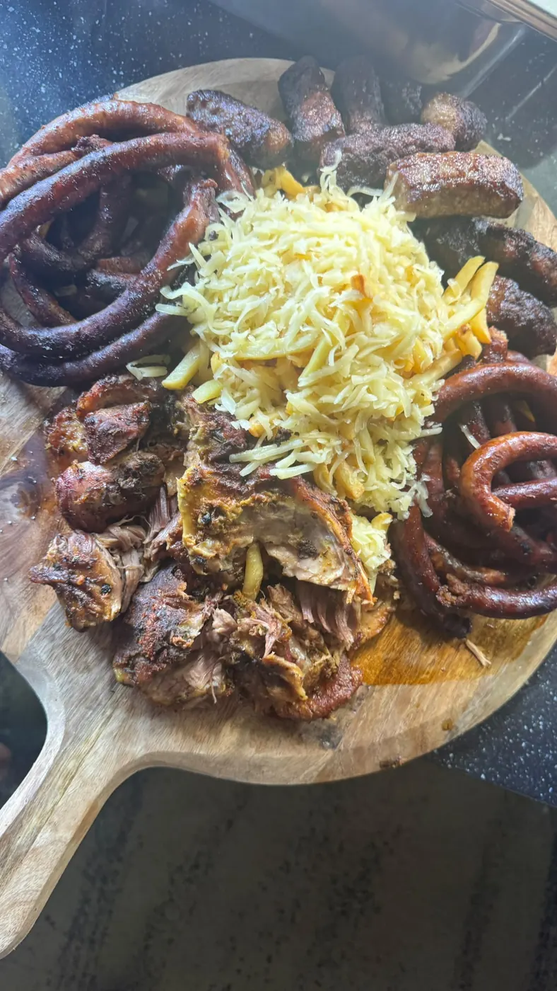 Platou de grătar cu mici, cârnați și coaste