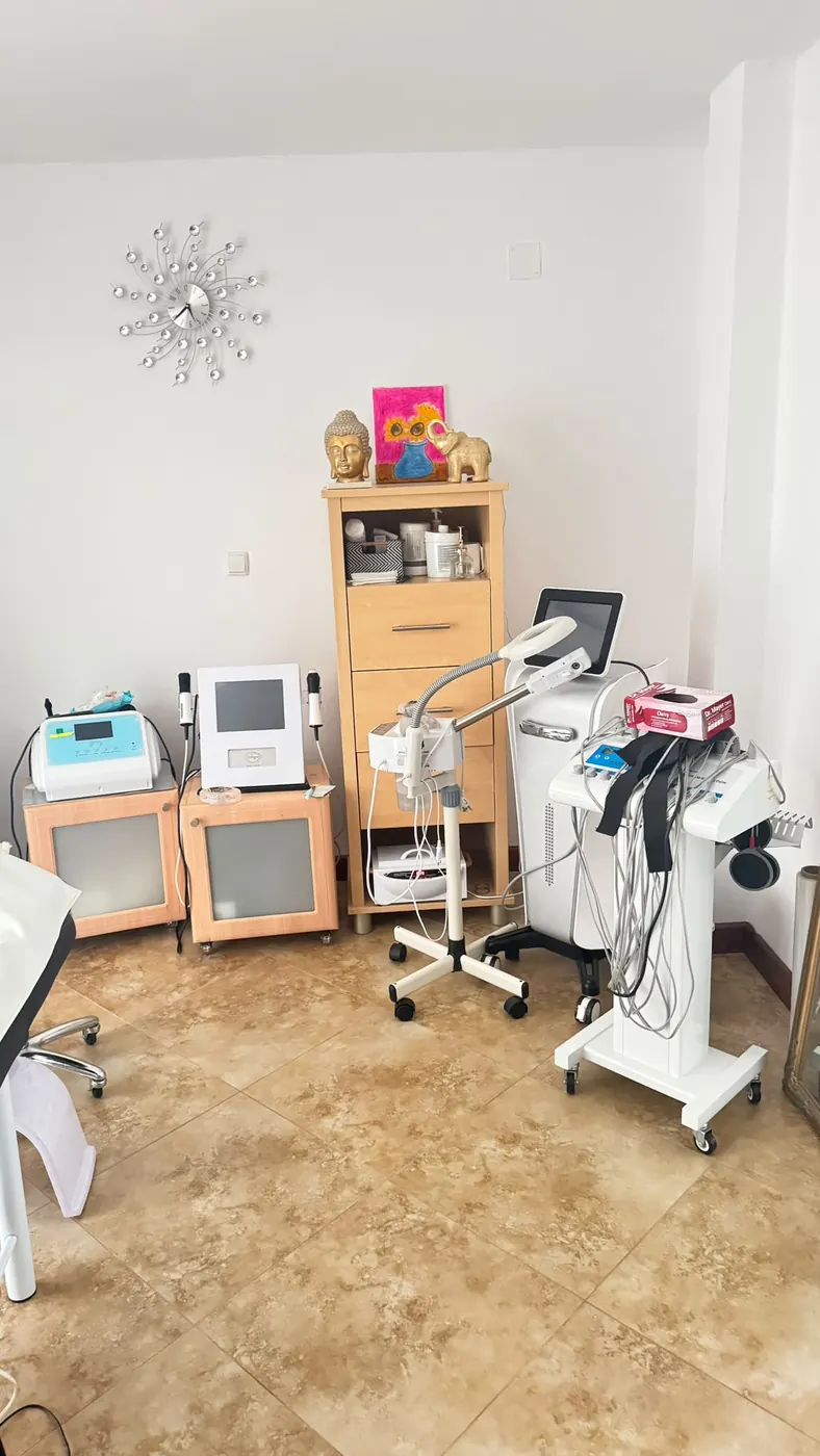 Colț al salonului cu aparate de tratament